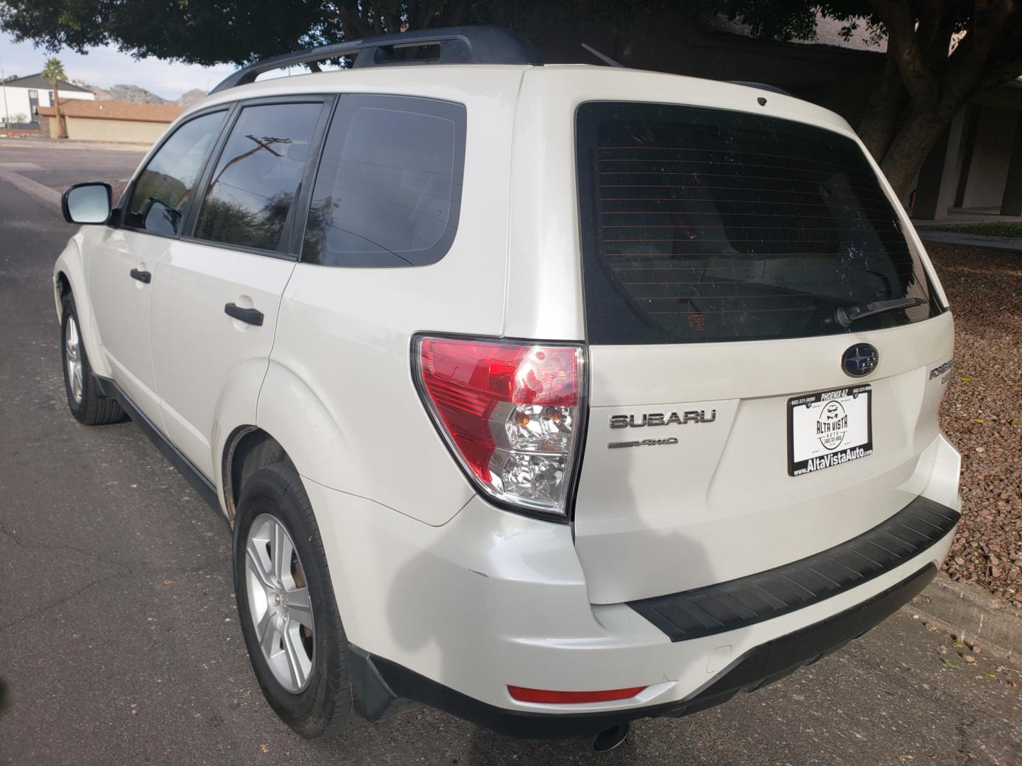 2010 WHITE /gray Subaru Forester (JF2SH6BC3AH) with an 2.4L L4 DOHC 16V engine, 5-Speed Automatic transmission, located at 323 E Dunlap Ave., Phoenix, AZ, 85020, (602) 331-9000, 33.567677, -112.069000 - 2010 Subaru Forester,......EXCELLENT condition,.... Ice Cold A/C, Gray interior with lite gray cloth seats in near perfect condition, New brakes, Tune up, Stereo/CD Player, Satellite compatible, This suv is gorgeous inside and out, Incredible gas mileage! Arizona title , Runs and Drives Excellent... - Photo#5
